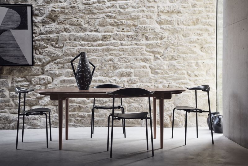 Hans J. Wegner CH88P / oljet eik / Sort lær