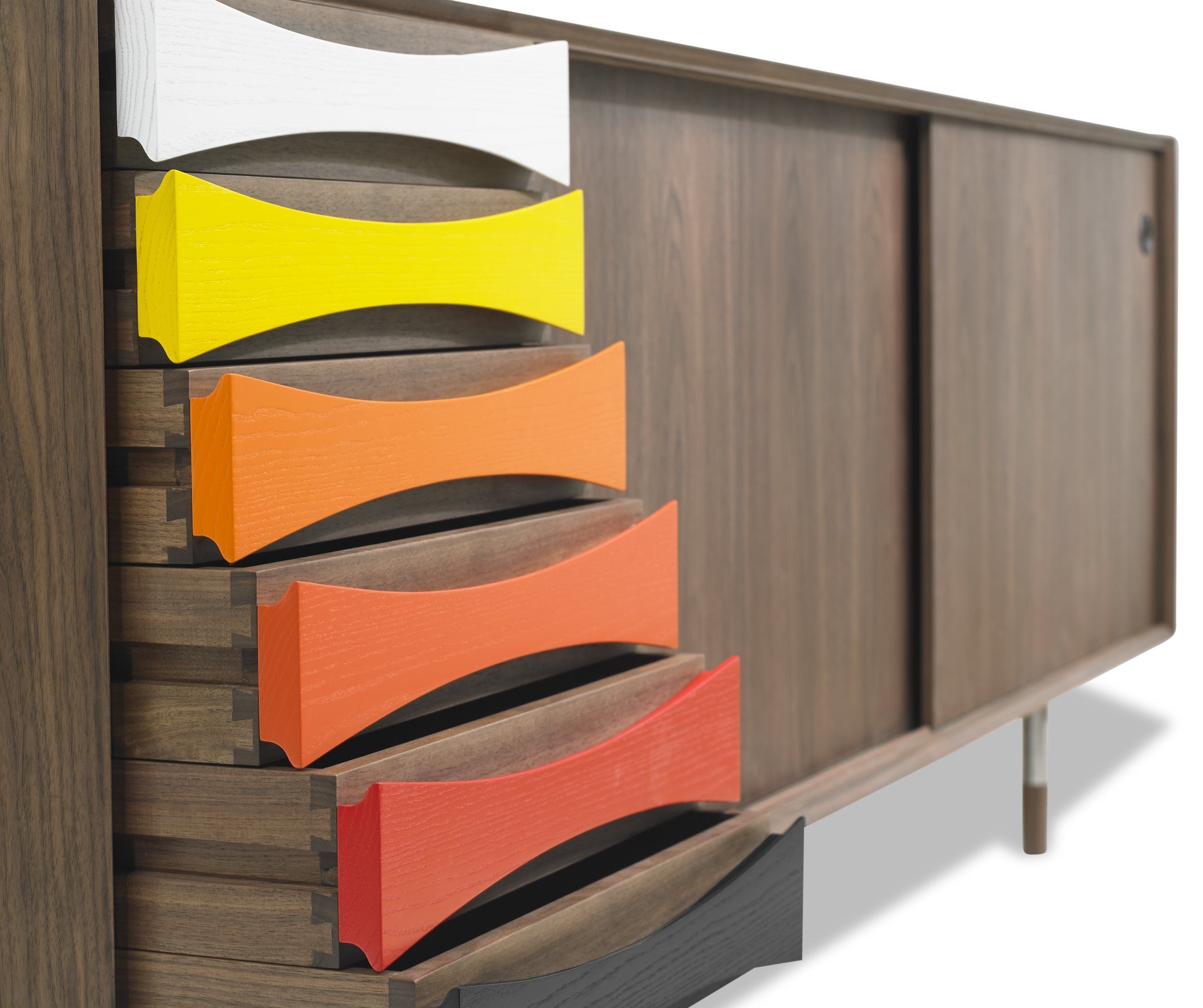 AV01 Arne Vodder Skjenk oljet Valnøtt