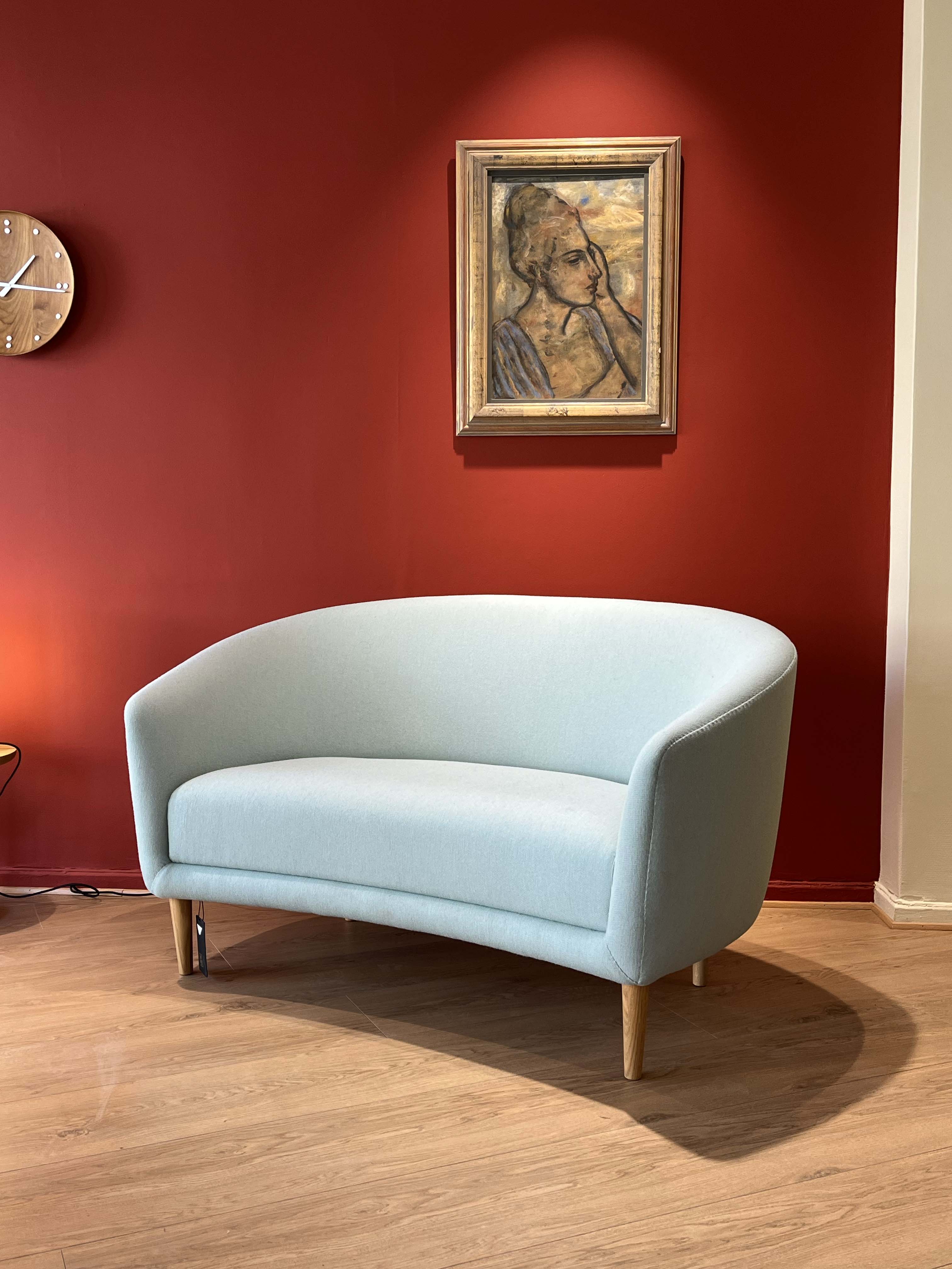Finn Juhl Lillemor sofa / Silver Azure - Eik - Fra utstilling